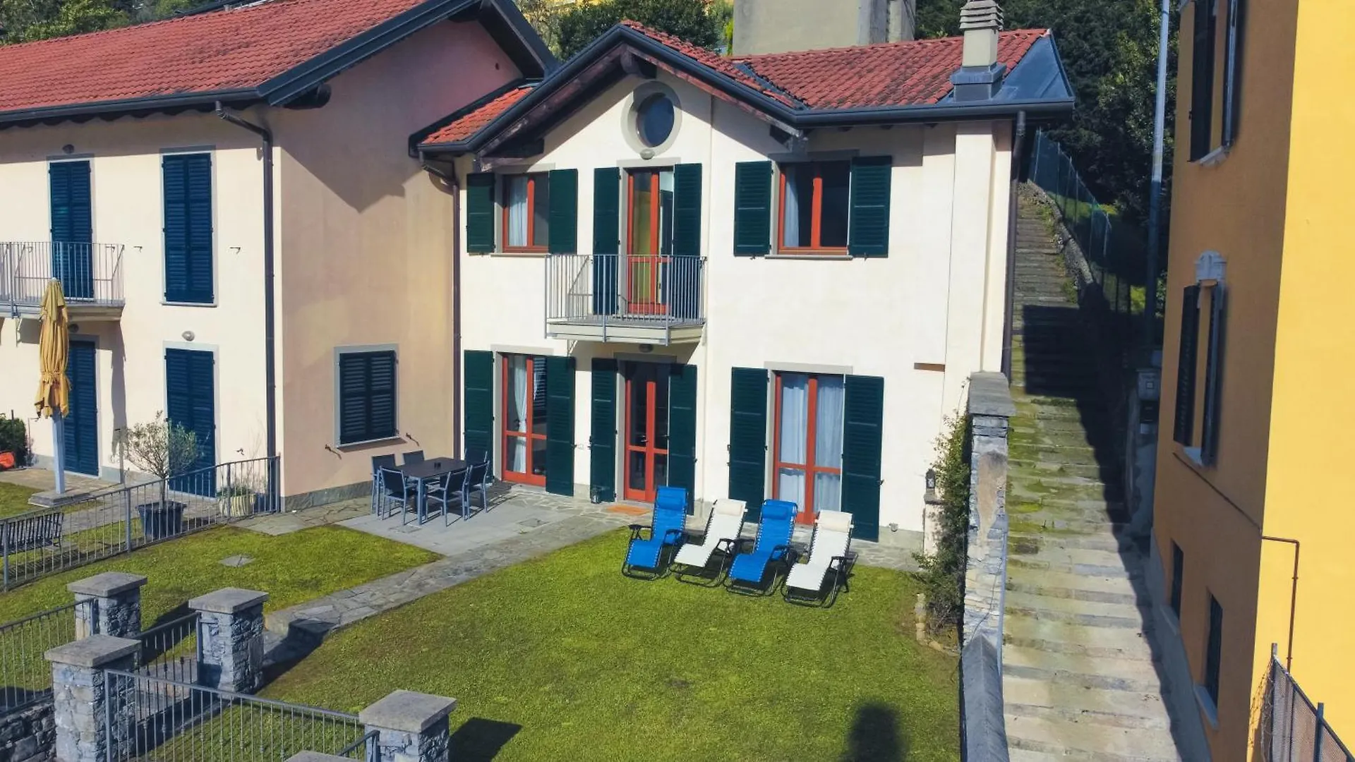 Villa Luminosa Laglio - Private Parking, Garden Feriehus