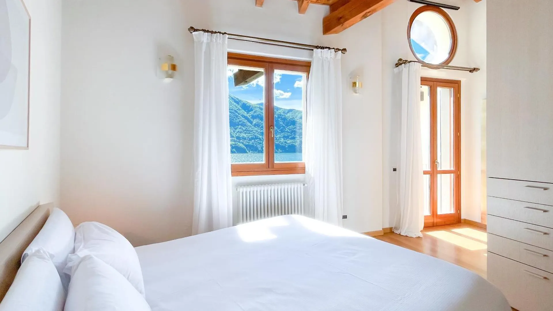 Villa Luminosa Laglio - Private Parking, Garden
