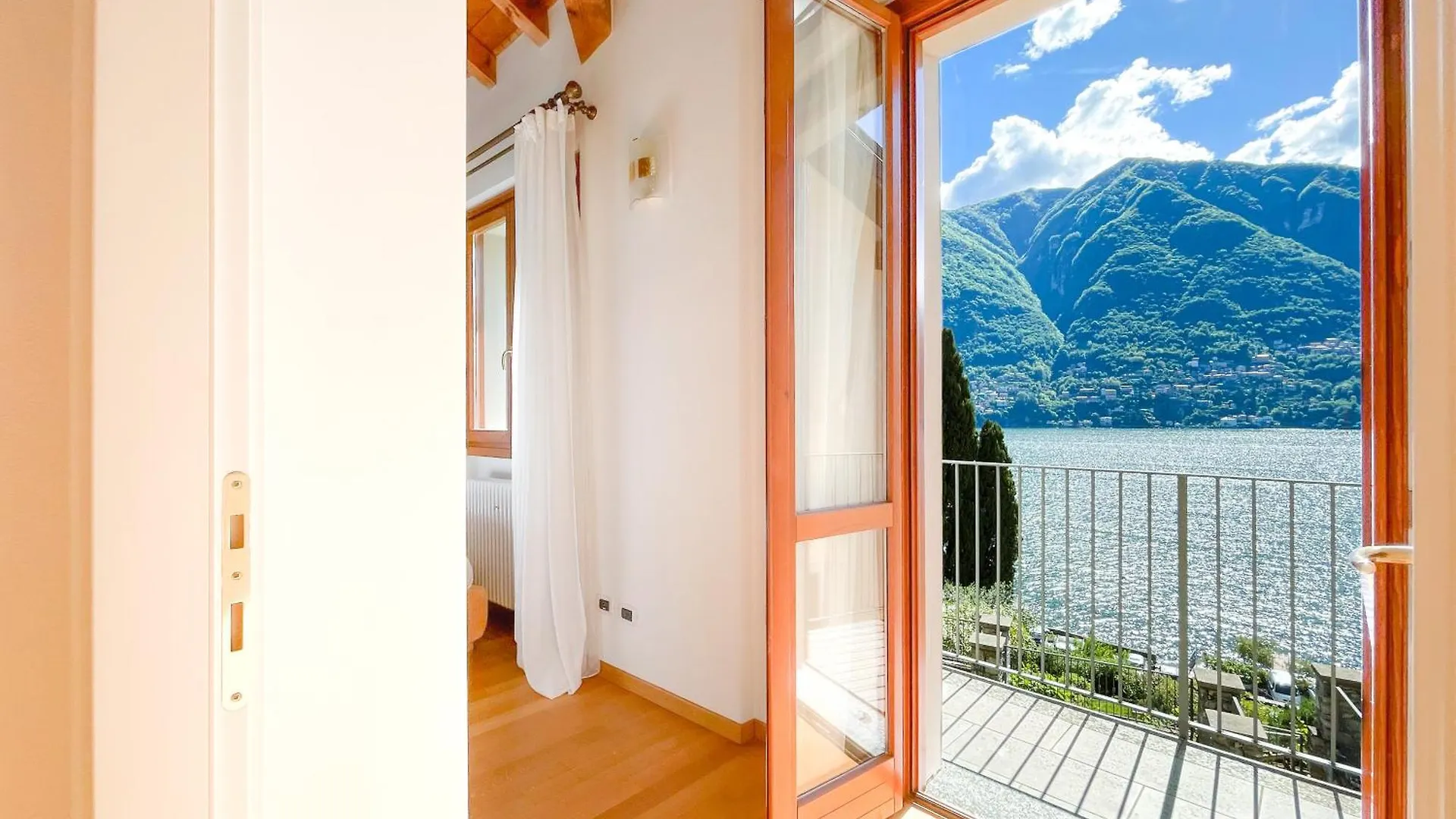 Villa Luminosa Laglio - Private Parking, Garden Feriehus