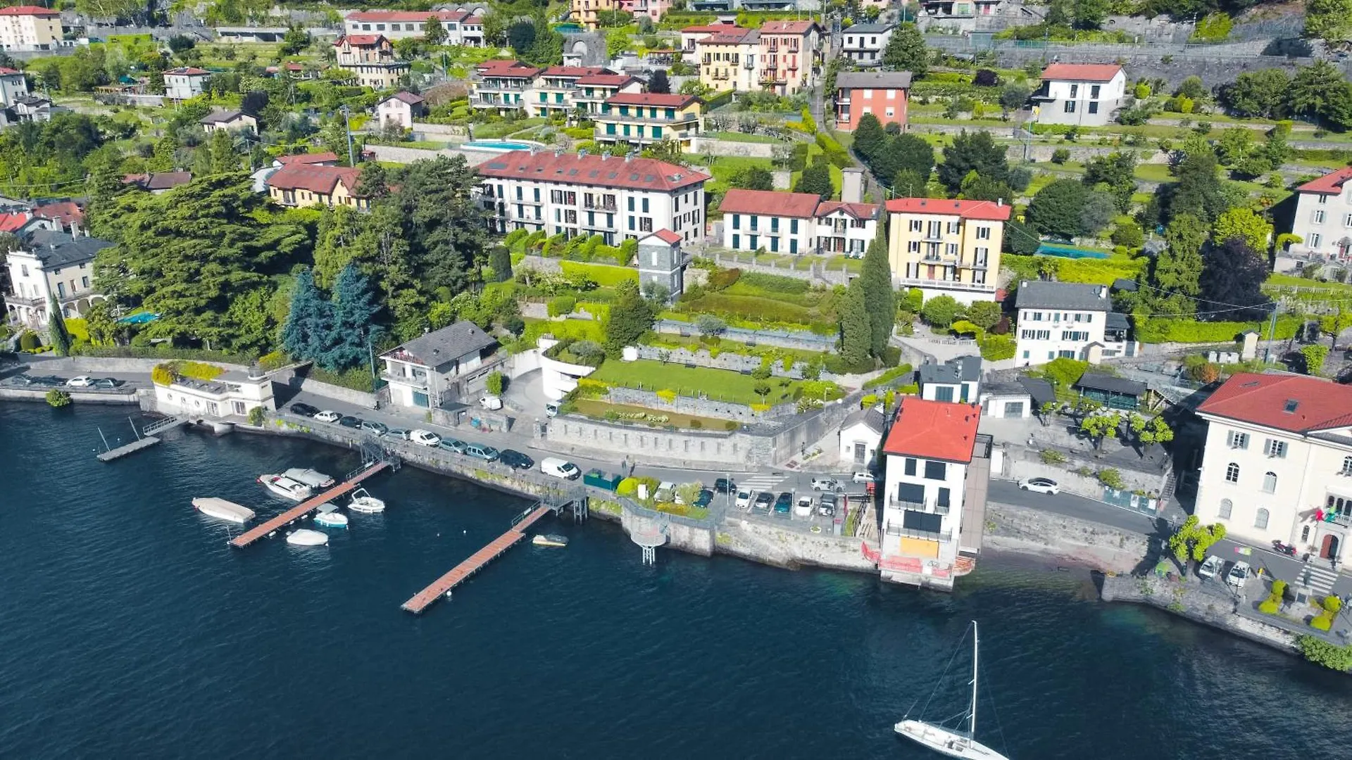 Villa Luminosa Laglio - Private Parking, Garden Feriehus