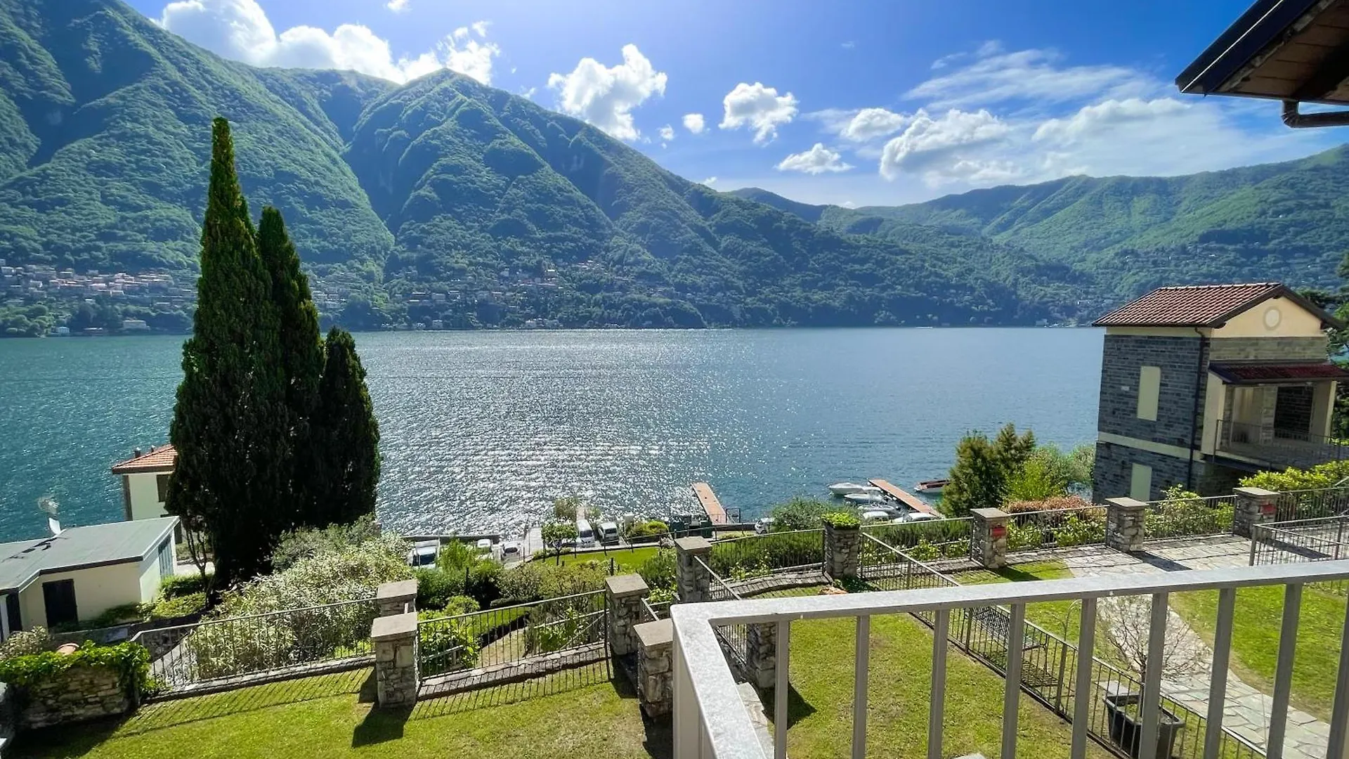 Villa Luminosa Laglio - Private Parking, Garden Feriehus